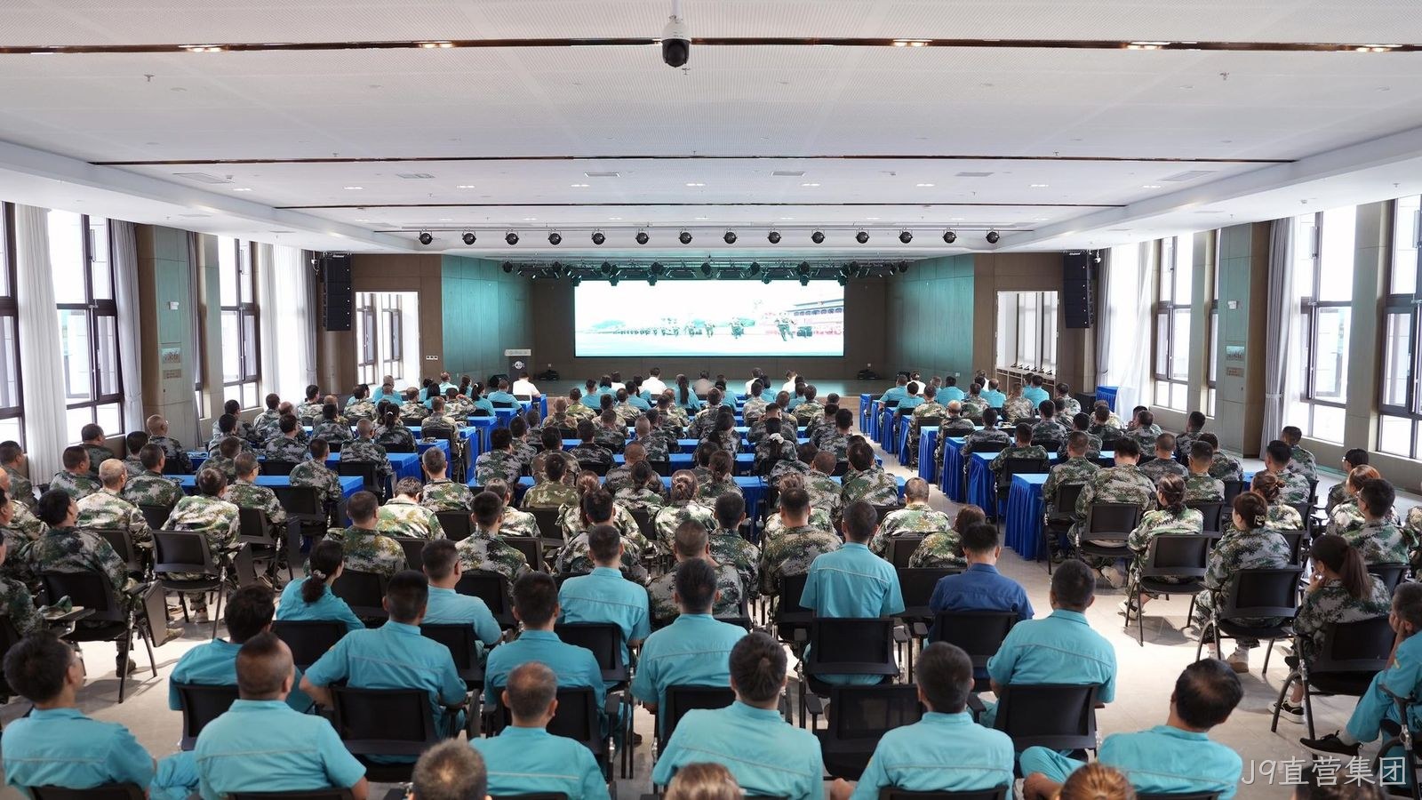J9直营集团组织全体员工观看抗战胜利80周年阅兵仪式